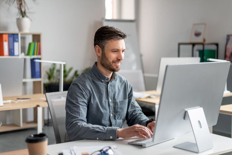 hombre utilizando software de automatización inteligente