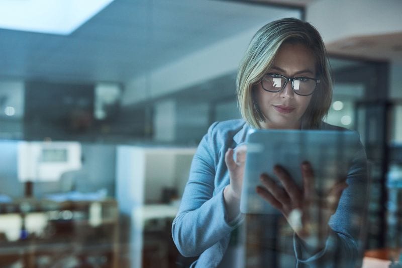 mujer utilizando una tablet