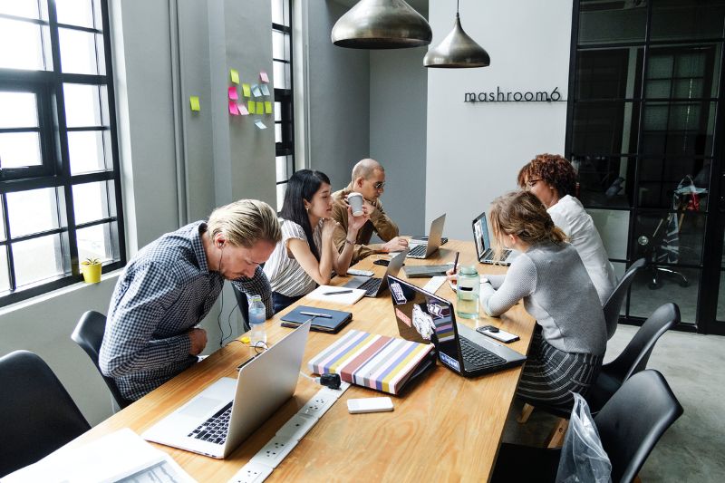 Grupo de personas trabajando en la oficina