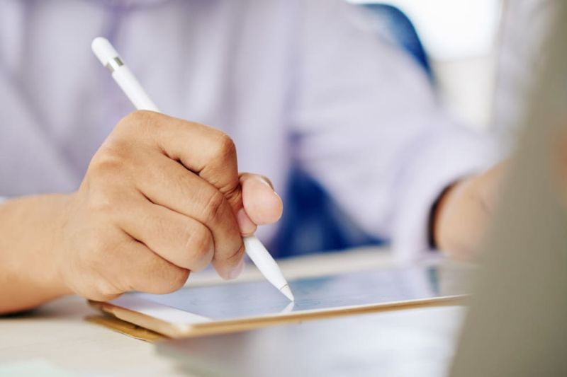 hombre utilizando la tablet para hacer firma digital