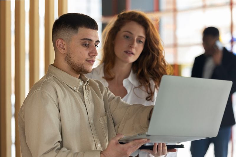 compañeros de trabajo viendo el ordenador