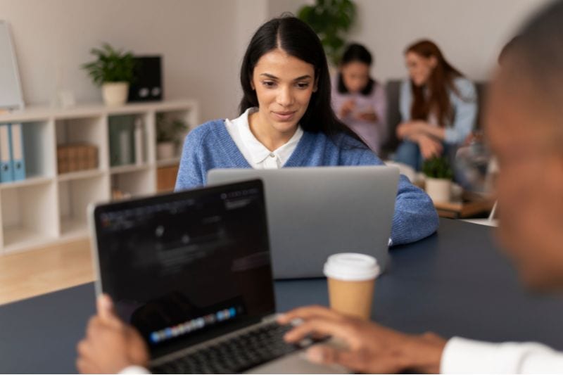 mujer trabajando en un coworking