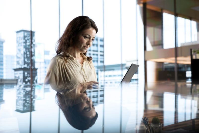 mujer trabajando en una oficina