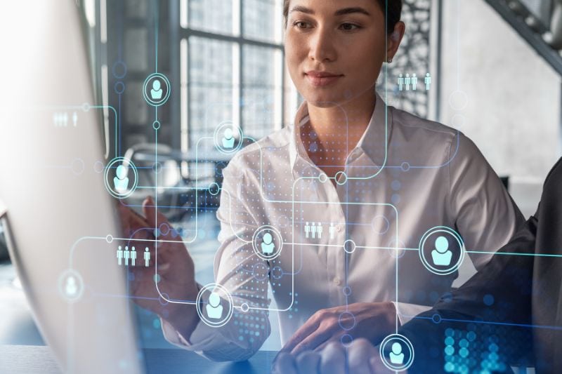 mujer trabando en la oficina con ia