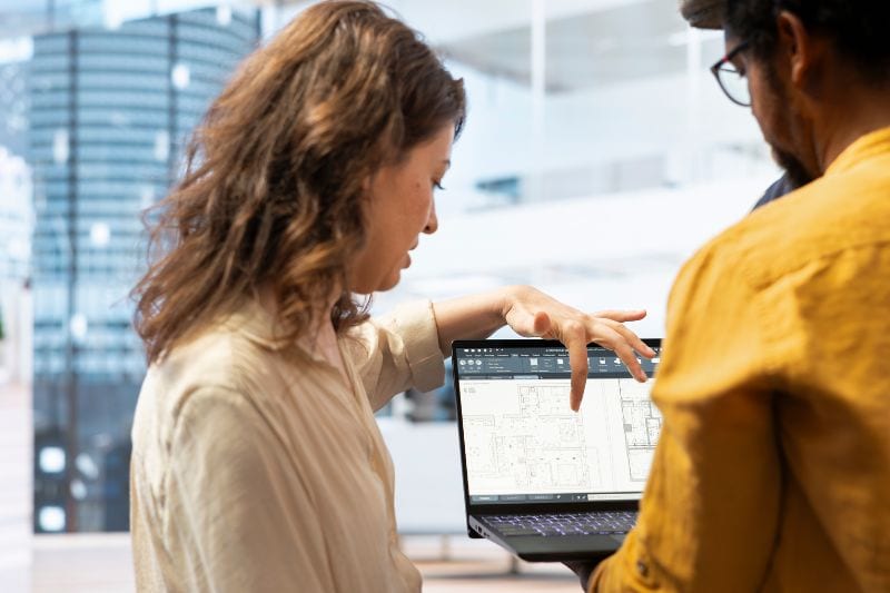 mujer utilizando el ordenador